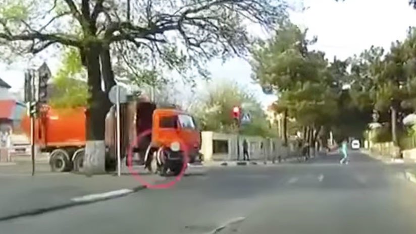 Impactante: una chica rusa es atropellada por un camión y se levanta como si nada (VIDEO)
