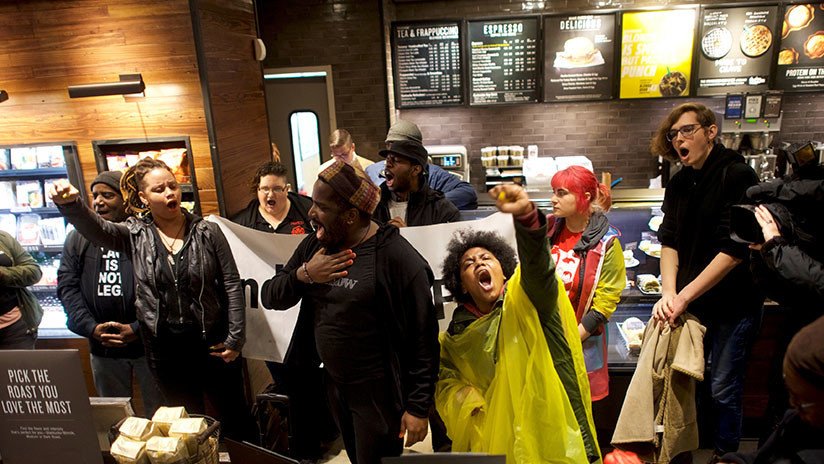 Starbucks cerrará por un día más de 8.000 tiendas para hablar con sus empleados sobre discriminación