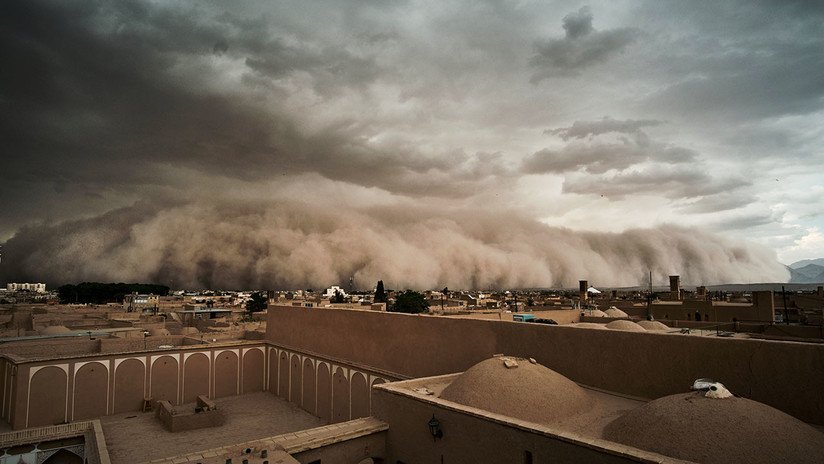 FOTOS: Una gran tormenta de arena se 'traga' a una ciudad iraní