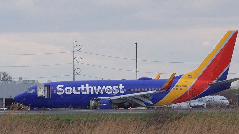 Motor explotado, ventana rota y pasajera casi expulsada: El heróico aterrizaje de Southwest Airlines