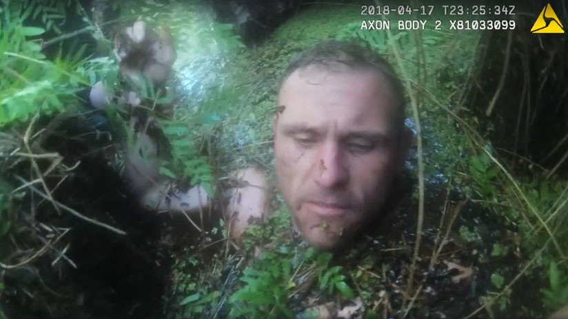 VIDEO: Un delincuente es 'devorado' por un pantano tras una persecución policial