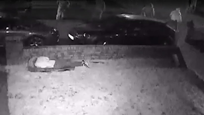 VIDEO: Una adolescente británica intenta burlar a un grupo de matones armados con bates
