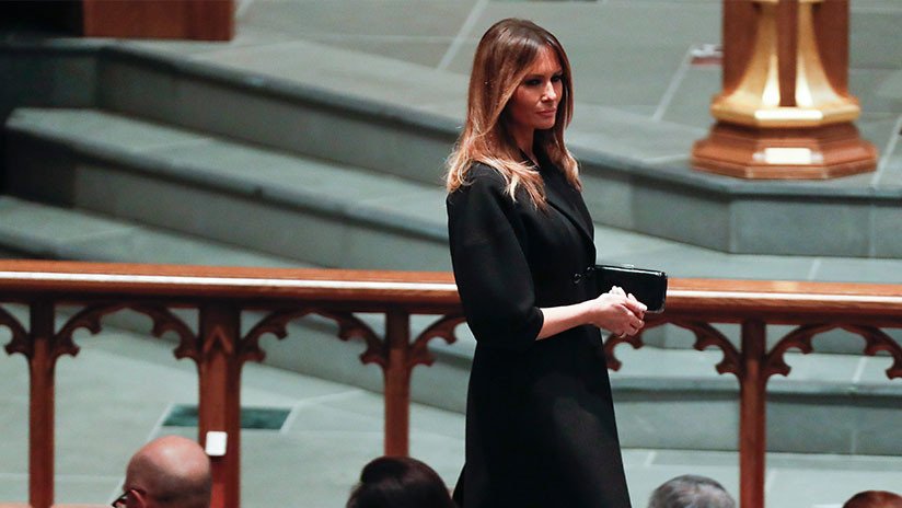 FOTO: Polémica imagen de Melania Trump sonriendo en el funeral de Barbara Bush enciende las redes