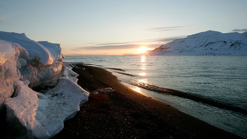 Unos misteriosos agujeros en el hielo del Ártico desconciertan a la NASA (FOTO)