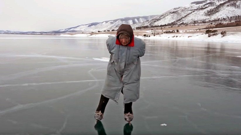 VIDEO: 'Baba Liuba', la abuela rusa que pasea a diario por el hielo del Baikal en patines caseros