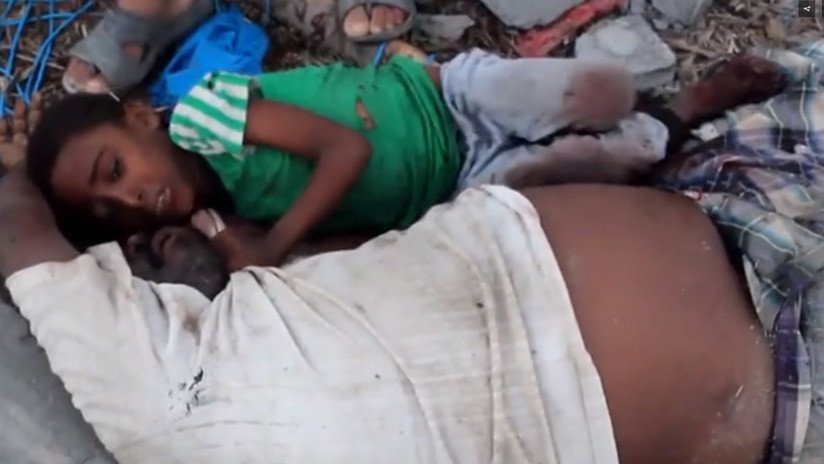 Desgarradoras imágenes: Un niño yemení se aferra al cadáver de su padre tras un bombardeo