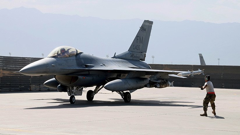 FOTO: Un caza F-16 de EE.UU. se estrella en Arizona