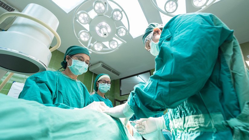 Llevan a cabo con éxito el primer trasplante de pene y escroto en el mundo