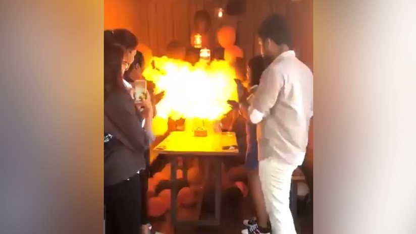VIDEO: Enciende la vela de cumpleaños y queda envuelta en una bola de fuego