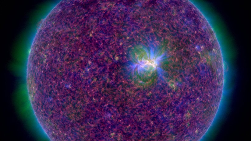 Astrónomos advierten una mancha en el Sol con enormes bucles magnéticos 