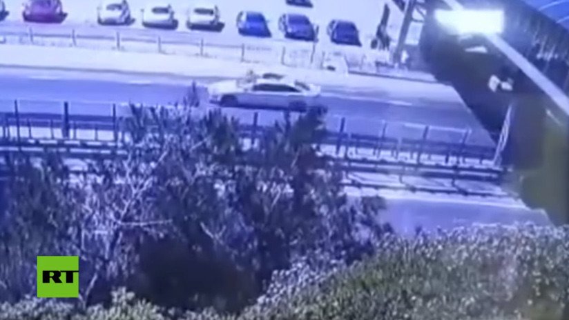 FUERTE VIDEO: Cae desde un puente e impacta sobre el capó de un auto que circulaba a toda velocidad