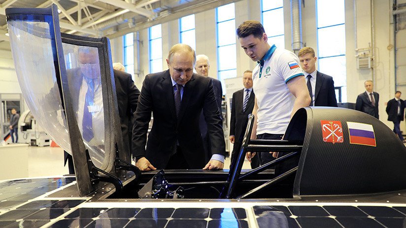 VIDEO: Putin inspecciona el primer auto solar ruso, diseñado por estudiantes