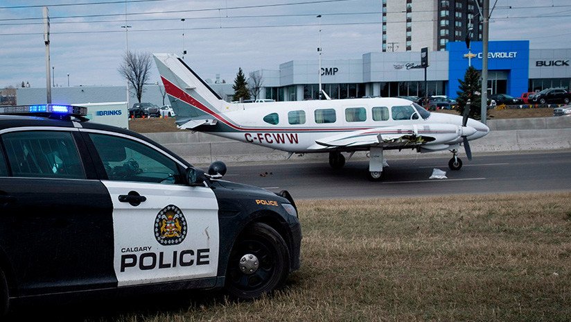 VIDEO: Una avioneta aterriza de emergencia con gran destreza en plena autopista en Canadá