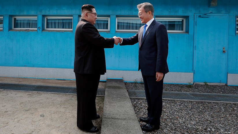 FOTOS: Apretón de manos para la posteridad entre Kim y Moon