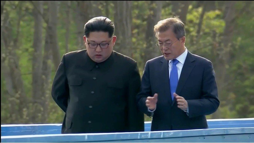 VIDEO: Kim Jong-un y Moon Jae-in dan un paseo durante su encuentro en Panmunjom