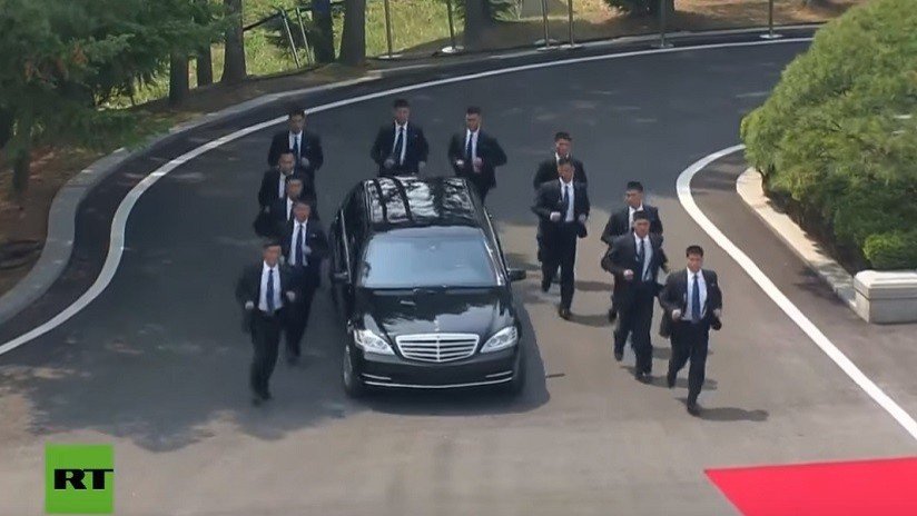 VIDEO: 12 guardaespaldas a pie custodian el auto de Kim Jong-un durante su encuentro con Moon Jae-in
