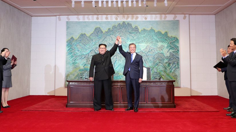 VIDEOS: Bromas y sonrisas acompañan el histórico encuentro entre los líderes de dos Coreas