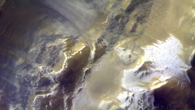 FOTO: Un cráter con hielo protagoniza la última imagen de Marte