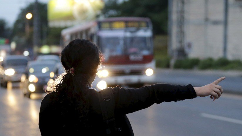 FUERTE VIDEO: Un autobús atropella a una mujer y esta se levanta como si nada