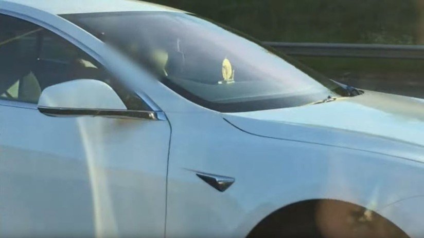 Viaja en asiento de pasajeros con el piloto automático en un Tesla y le retiran el carné de conducir