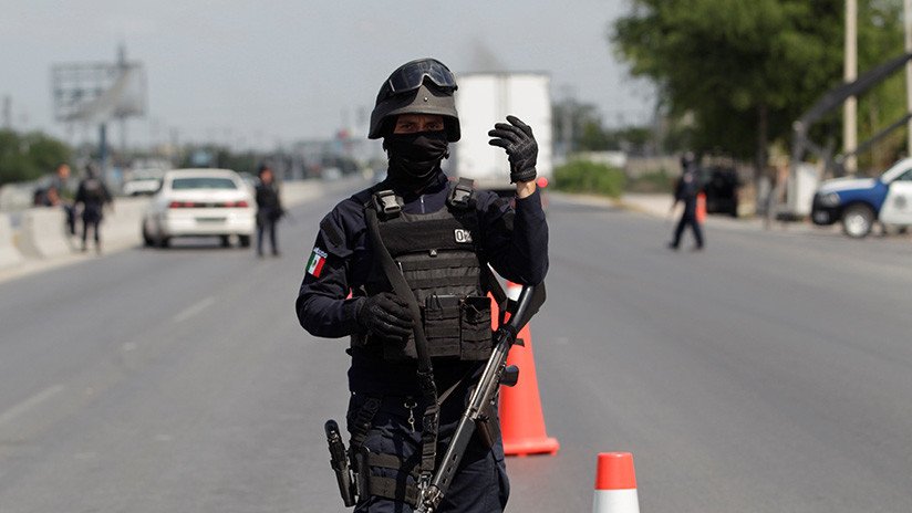 México: Un policía muerto y otro herido durante enfrentamientos contra hombres armados (VIDEO)