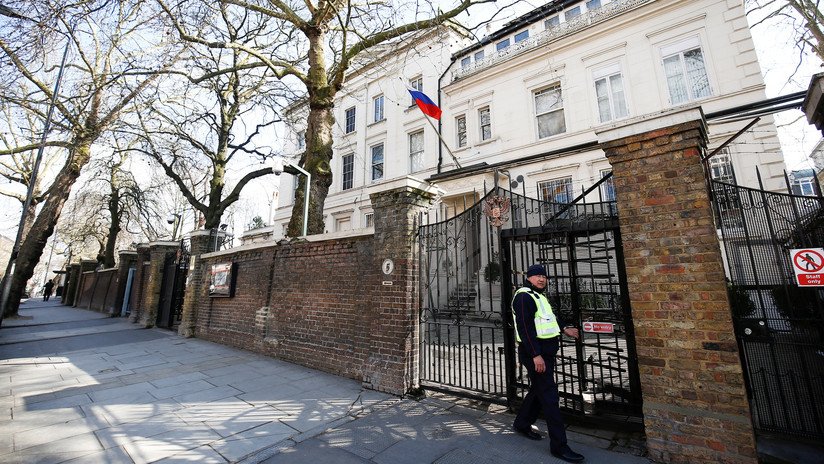 Embajada rusa en Londres: "Élite del Reino Unido demoniza a Moscú para fines políticos domésticos"