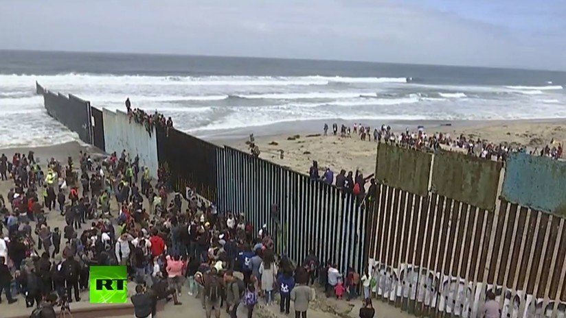 VIDEO: Una caravana de migrantes se manifiesta en la frontera de México y EE.UU.