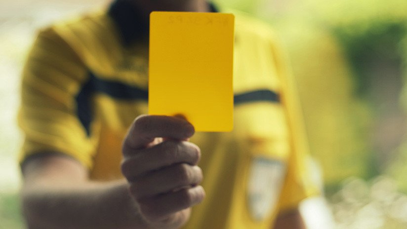 VIDEO: Un árbitro 'recibe' una tarjeta amarilla en un partido de la liga holandesa