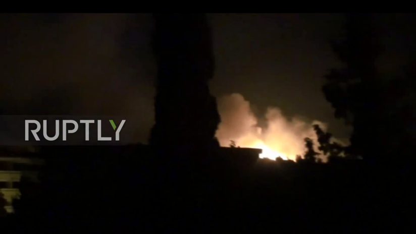 Ataque aéreo contra instalaciones militares sirias en Hama y Alepo (VIDEO)