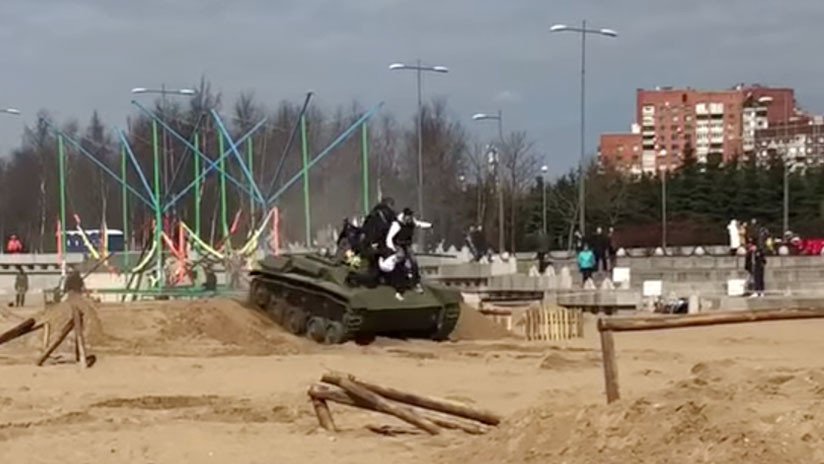 VIDEO EN PRIMERA PERSONA: Un tanque atropella a tres personas en un festival de San Petersburgo