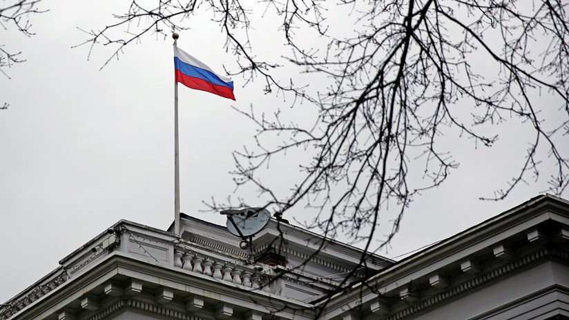 Autoridades retiran la bandera rusa de la residencia del cónsul general de Rusia en Seattle