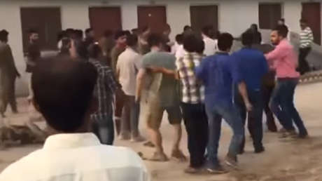 VIDEO: Trabajadores chinos atacan a la Policía en Pakistán porque no les dejan irse de prostitutas
