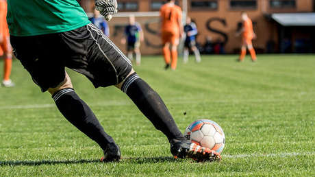 VIDEO: Un futbolista rumano mete un gol y se convierte en su propio espectador