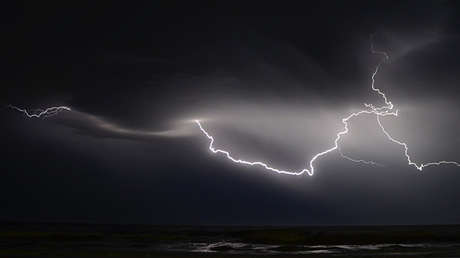VIDEO: Un misterioso objeto negro no identificado cae del cielo durante una tormenta eléctrica
