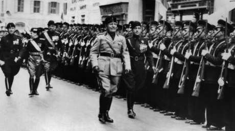 Escándalo en Italia: Niños pegan a piñata de Benito Mussolini, invitados por antifascistas (FOTO)