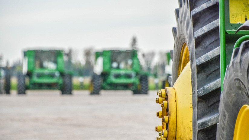 FOTO: Tres gigantescas púas de tractor le perforan el pecho a un granjero y vive para contarlo