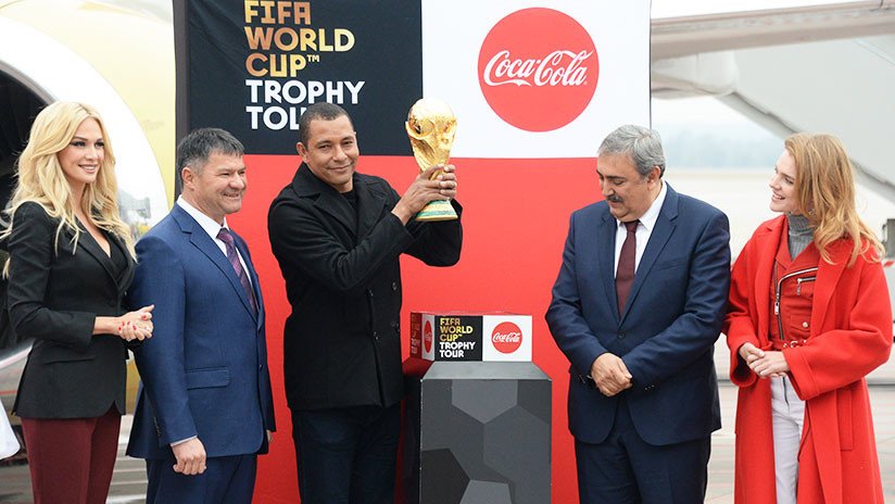 FOTO: La copa del Mundial de Rusia 2018 llega a Vladivostok