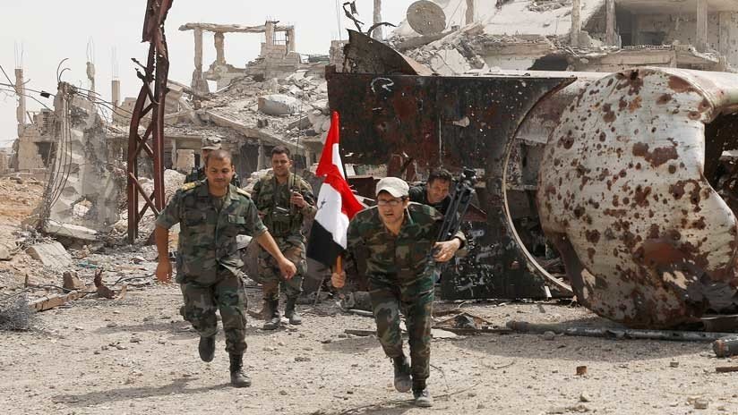 Siria: Ejecutan a un soldado lanzándolo desde un edificio con explosivos en la cabeza (18+)