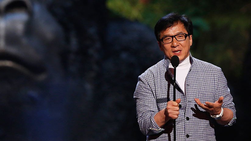 "Dormir bajo un puente": La hija de Jackie Chan se viraliza con un conmovedor video