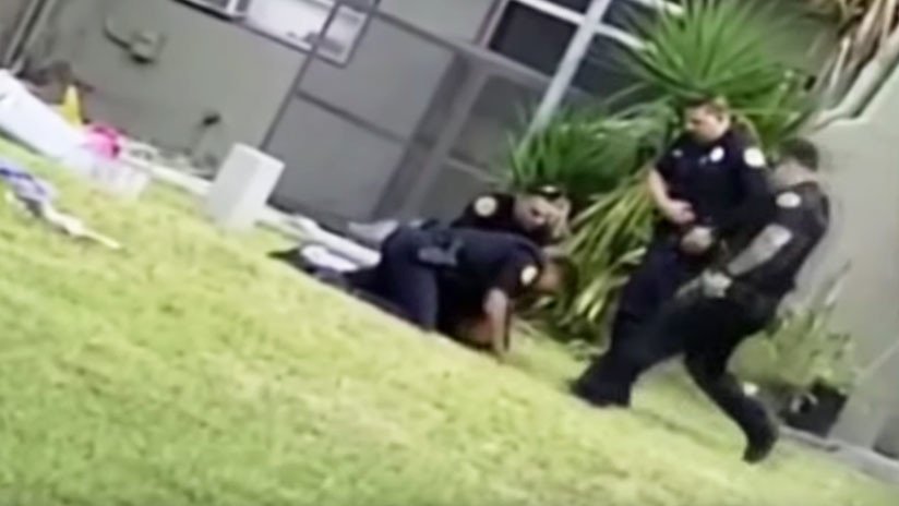Como un balón de fútbol: Un policía patea la cabeza de un detenido esposado en el suelo (VIDEO)