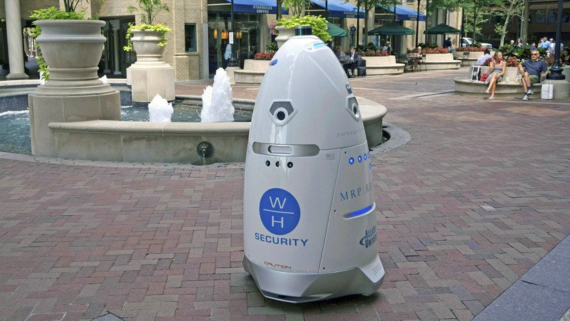 Acusan al robot de seguridad de un aeropuerto de Nueva York de lanzar miradas "lascivas" a mujeres 
