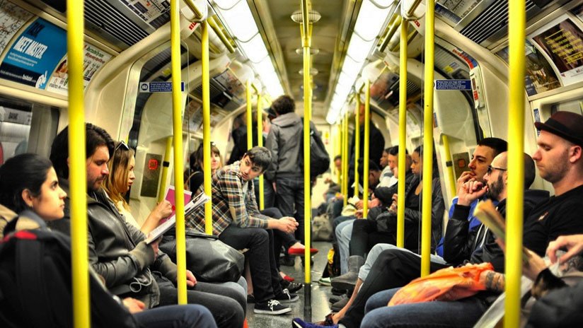 Un desconocido ayuda en el metro a un padre con las matemáticas de su hijo y su gesto se hace viral