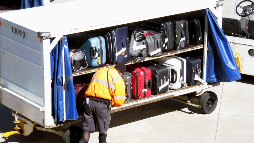 VIDEO: Contenedores de equipaje 'sobrevuelan' un aeropuerto canadiense y casi chocan a empleados