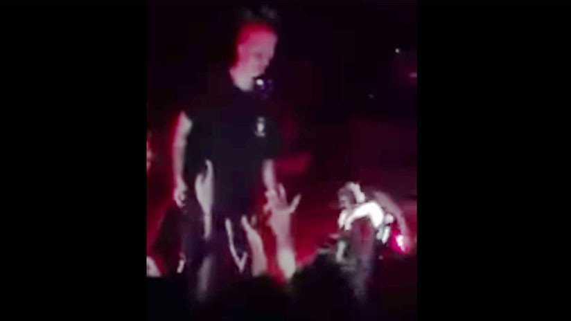 VIDEO: Un rapero patea y golpea a un fan entrometido durante el concierto
