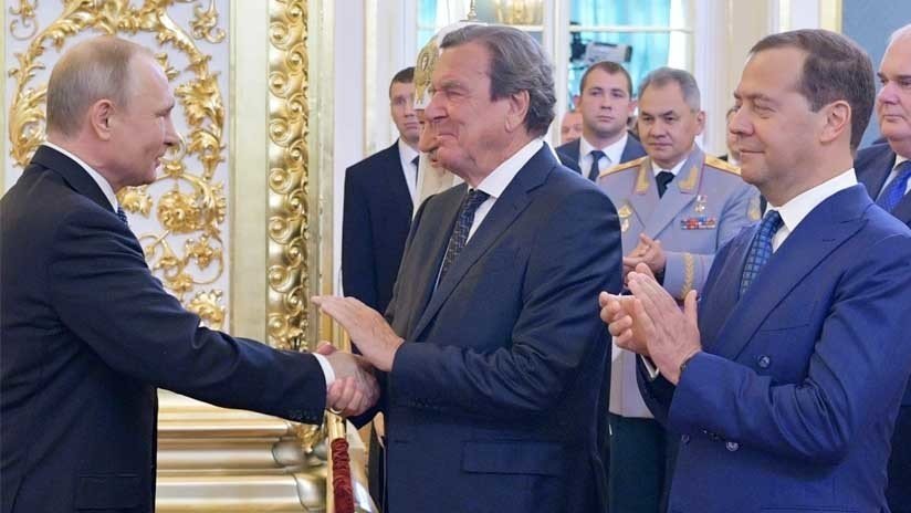 VIDEO: Gerhard Schroeder recibe de Vladímir Putin un apretón de manos 'exclusivo' 