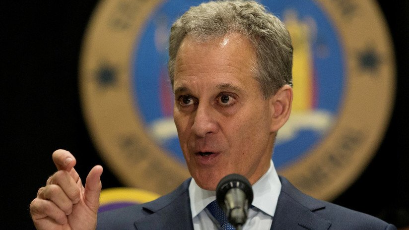 El fiscal general de Nueva York renuncia a su cargo tras ser acusado por 4 mujeres de abuso físico