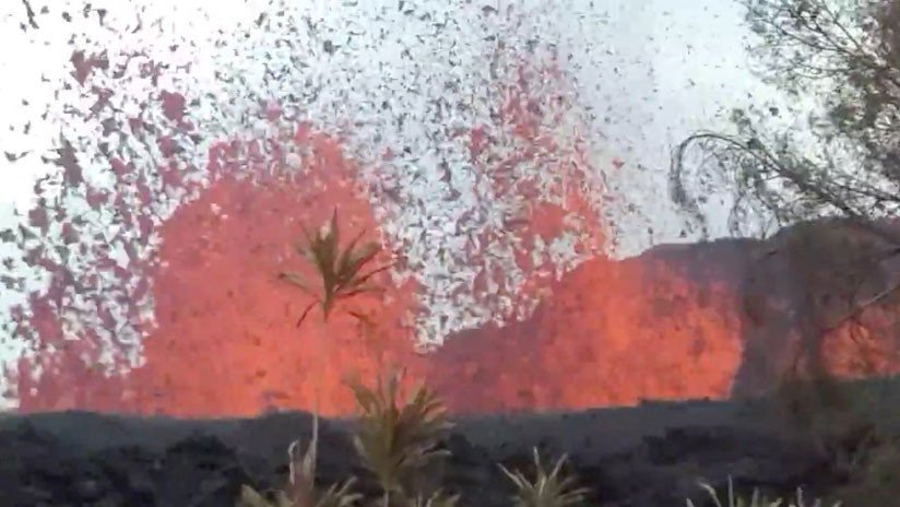 VIDEO: Llega a casa y ve fuentes de lava brotando cerca del jardín