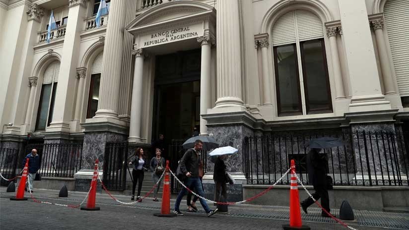 El peso argentino se vuelve a devaluar y cae un 4,61% respecto al dólar