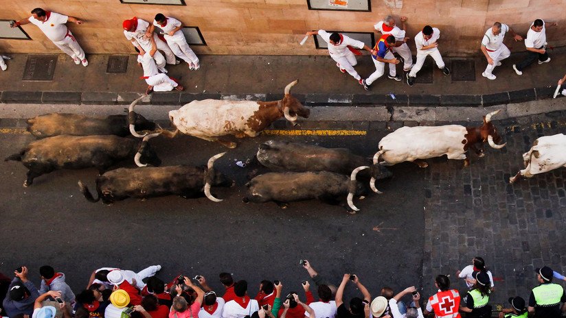 VIDEO: Un toro cornea brutalmente a un hombre durante una festividad taurina en España