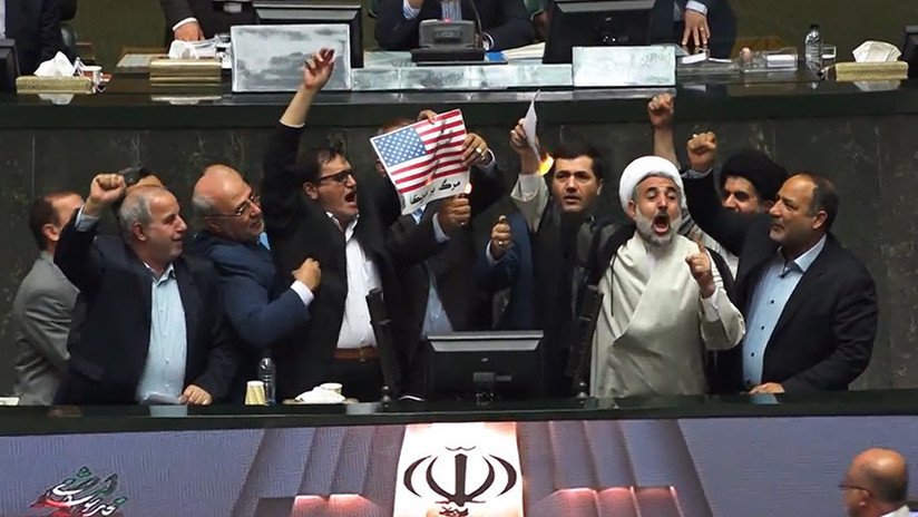 VIDEO: Queman una bandera de EE.UU. en una sesión parlamentaria en Teherán